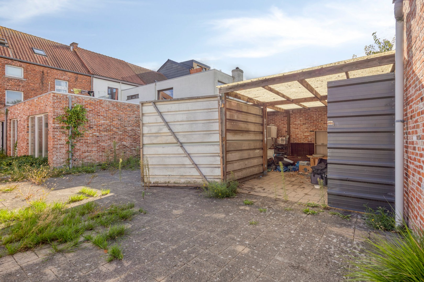 Op te frissen opbrengsteigendom met 3 appartementen en garage in Leopoldsburg 