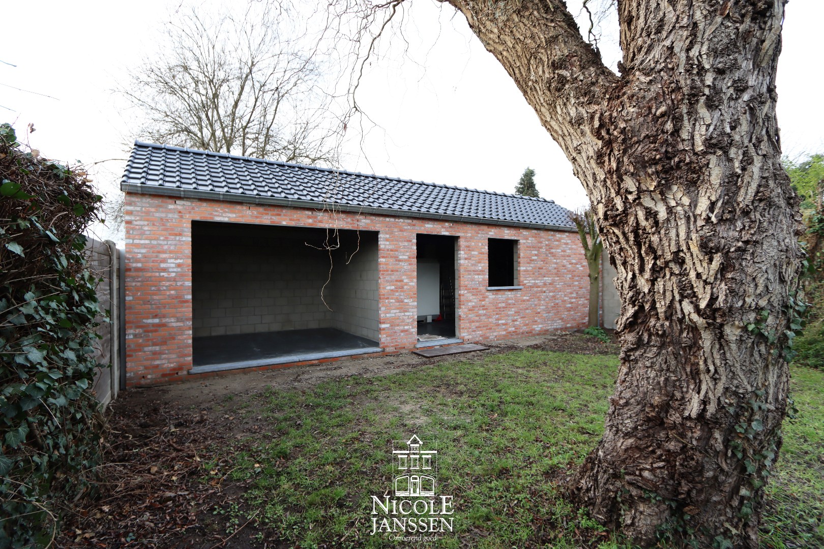 Vrijstaande tuinberging, deels te gebruiken als overdekt terras/tuinkamer 