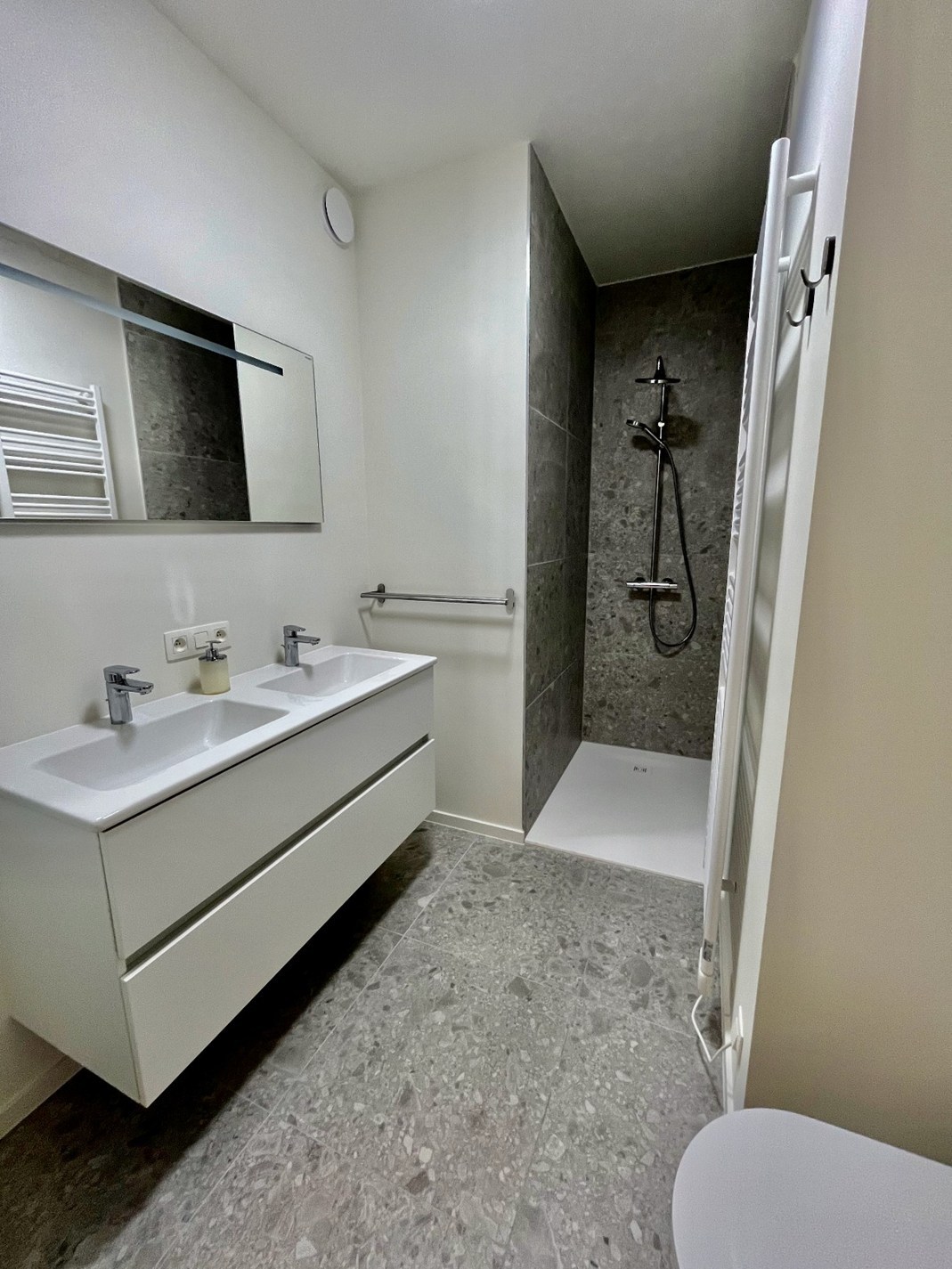 ONGEMEUBELD: Centraal gelegen 2-kamer appartement te Res. Hoos met zijdelings zeezicht: 