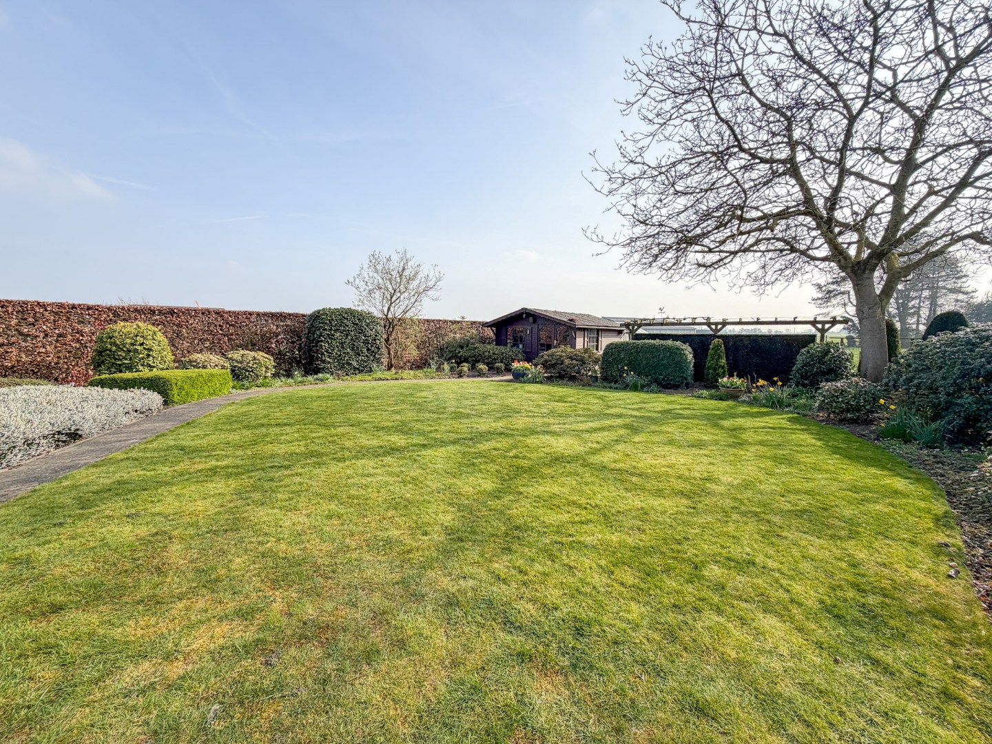 Villa op groot perceel met open zicht: 4 slaapkamers, 2 badkamers, grote tuin, topper te Torhout! 