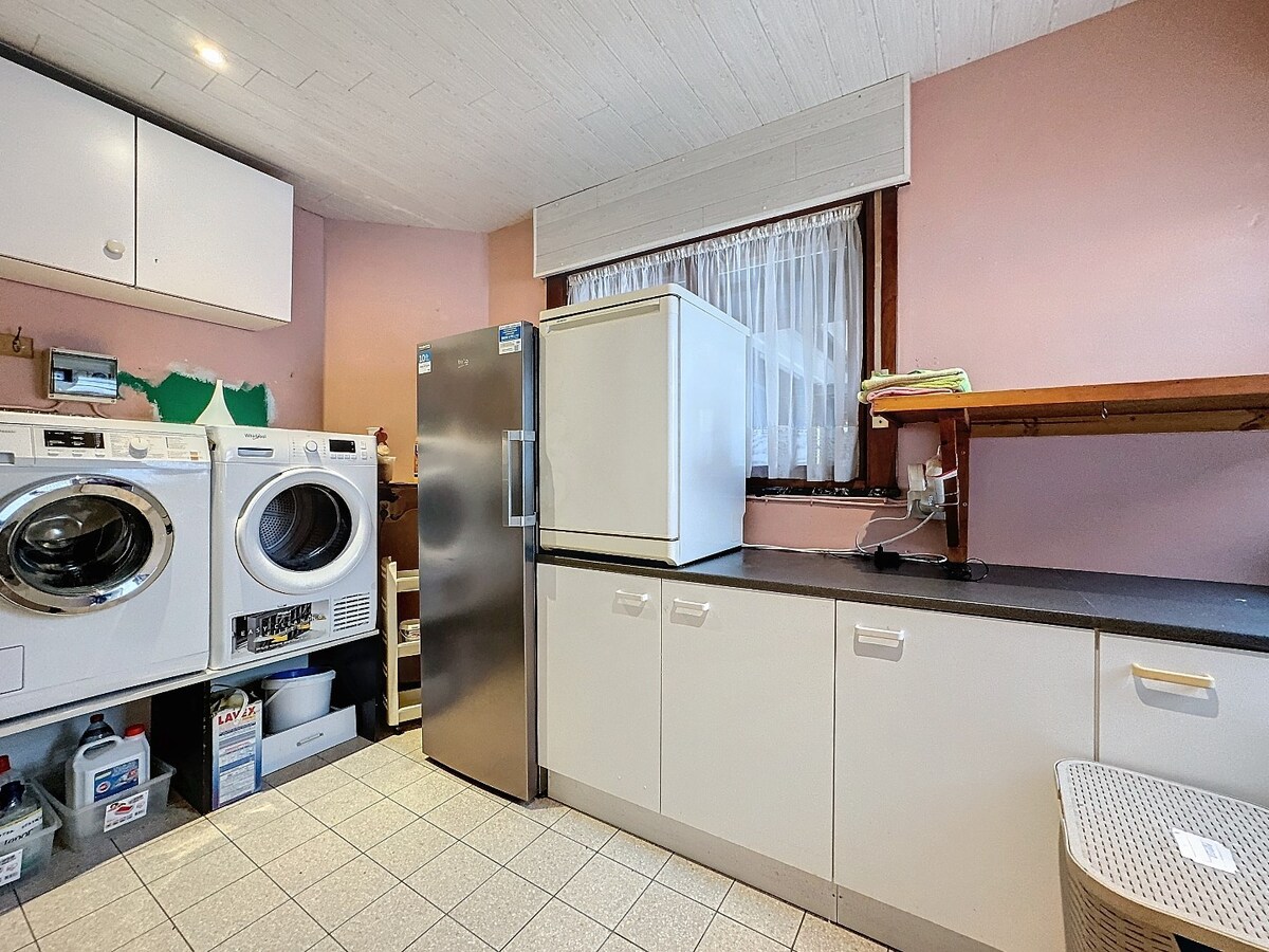 Seventies laagbouw met 2 garages en tuin te Erwetegem 