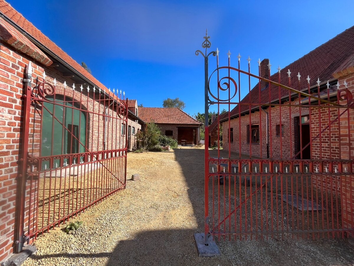 Prachtige hoeve bestaande uit woning met diverse bijgebouwen 