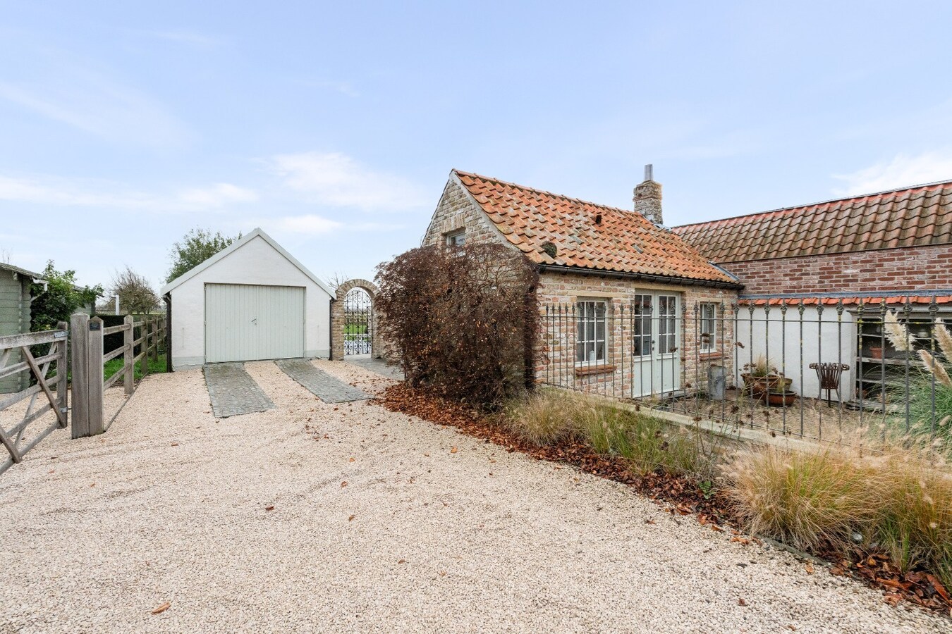 Uiterst charmante halfopen bebouwing met weidse zichten op een perceel van 2012m² 