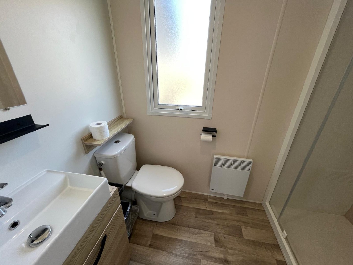 T.A. Makelaardij biedt aan – Chalet JD12-: Op een schitterende locatie in een goed verzorgd recreatiepark aan de kust van Walcheren bieden wij dit leuke chalet aan. 