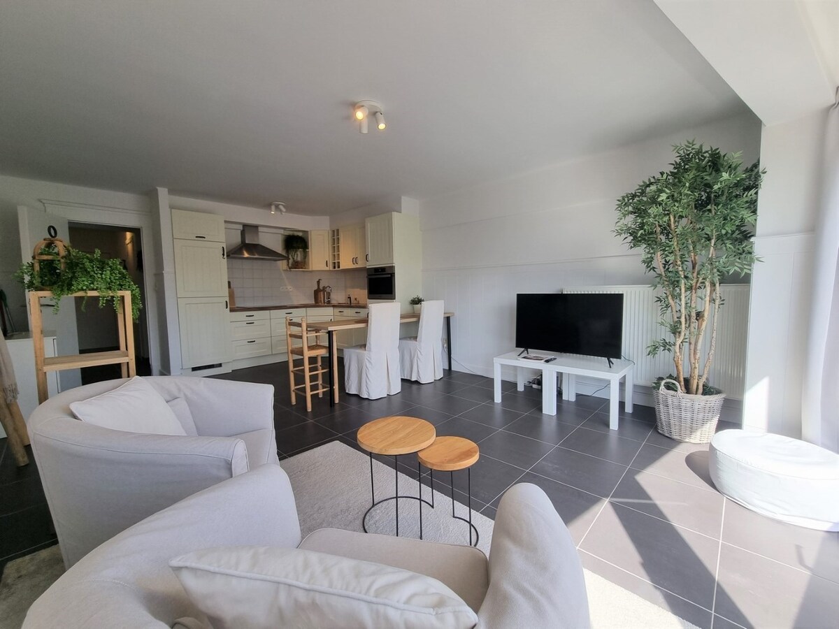 Zonnig, vernieuwd appartement nabij het strand - Heist 