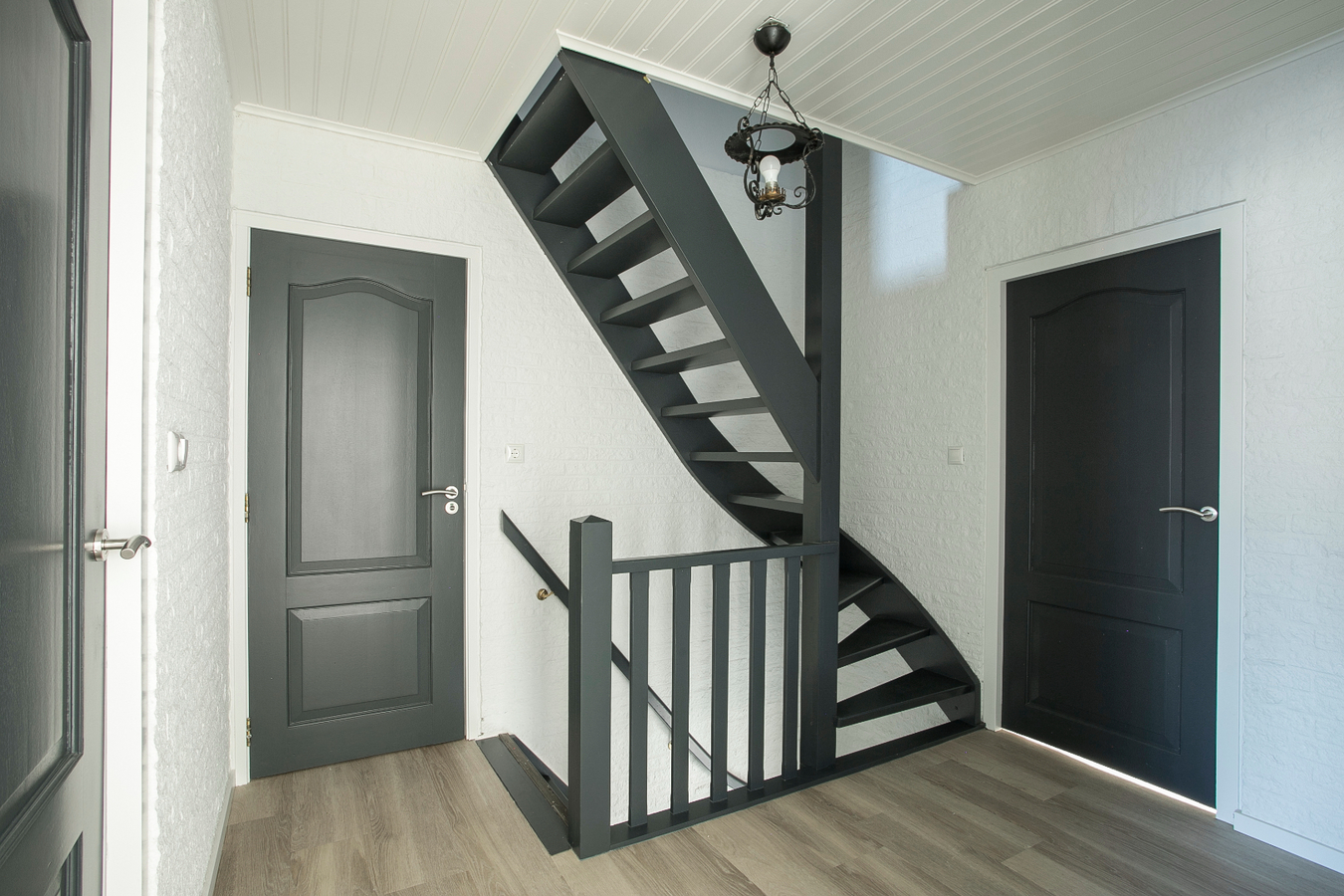 Deze vrijstaande woning met bedrijfsgebouwen staan aan de rand van Reusel tegen het bedrijventerrein. 