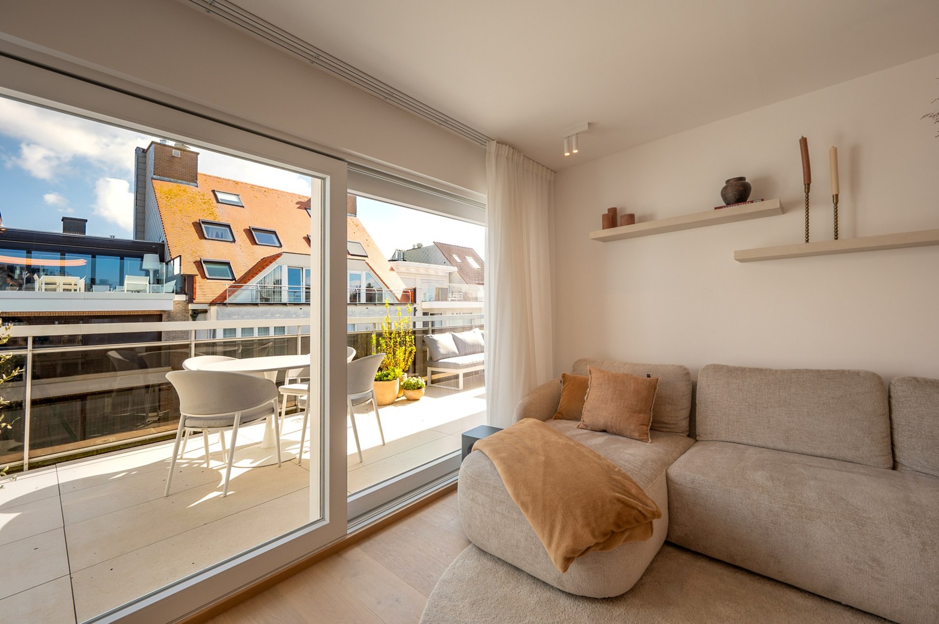 Penthouse duplex exceptionnel de 125 m² dans la résidence William, un bâtiment récent et élégant (2020), parfaitement situé au centre de Knokke. 