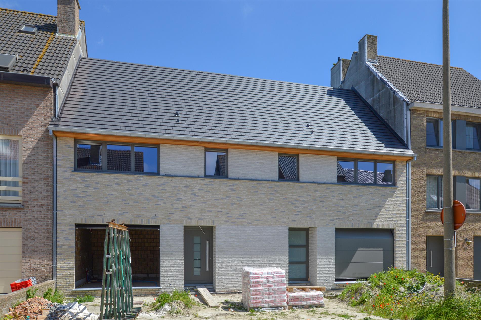 Schitterende nieuwbouwwoning te  Bredene met zongerichte tuin en garage 