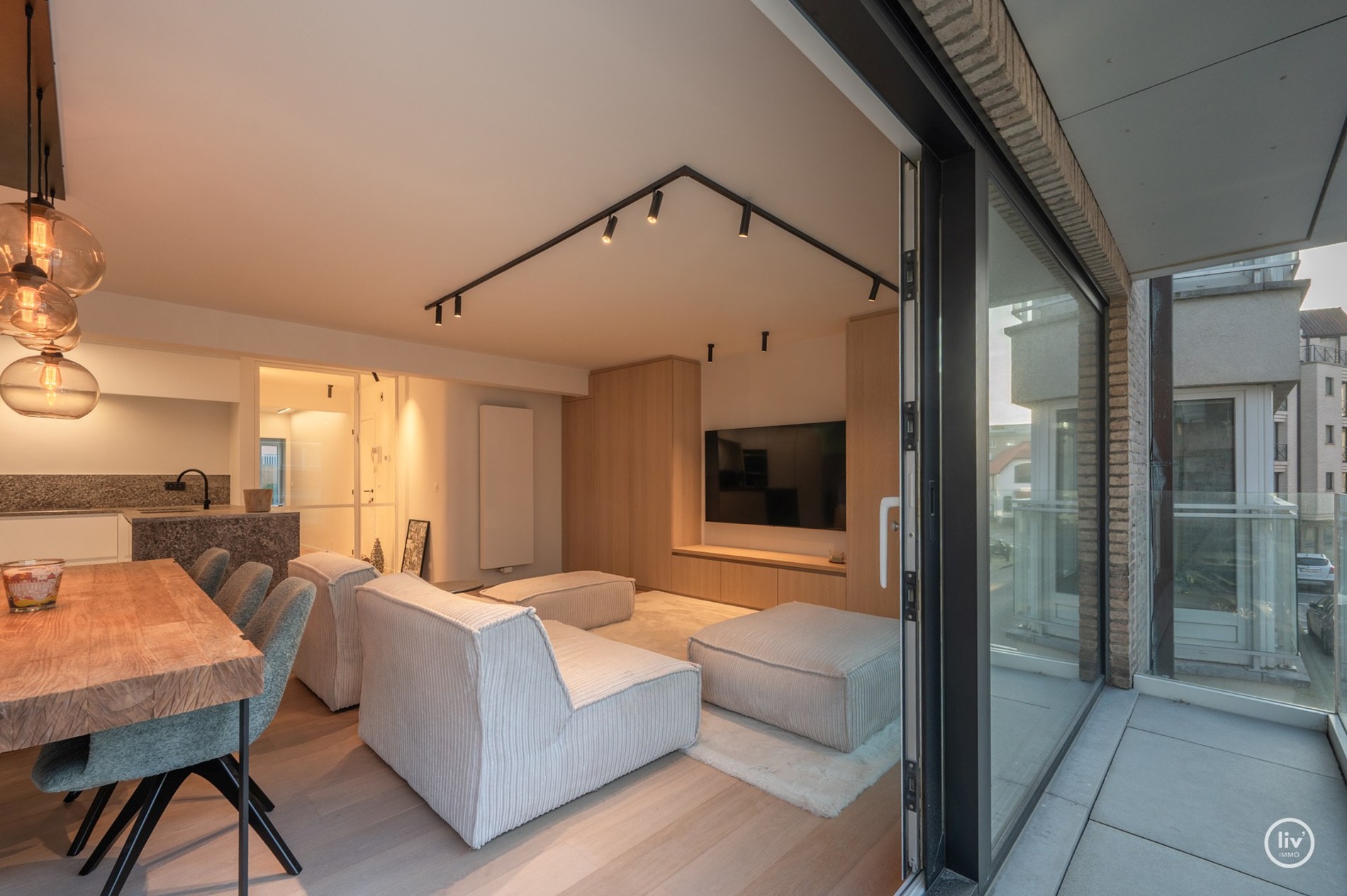 Prachtig ruim 2 slaapkamerappartement met mooie gevelbreedte en groot zonneterras op een topligging vlakbij de Dumortierlaan te Knokke. Garage mogelijk in het gebouw. 