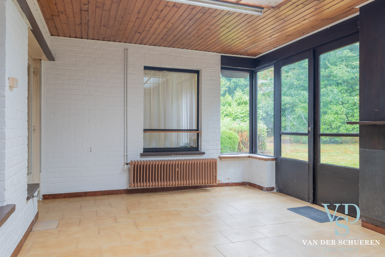 Bungalow met bijgebouw. 