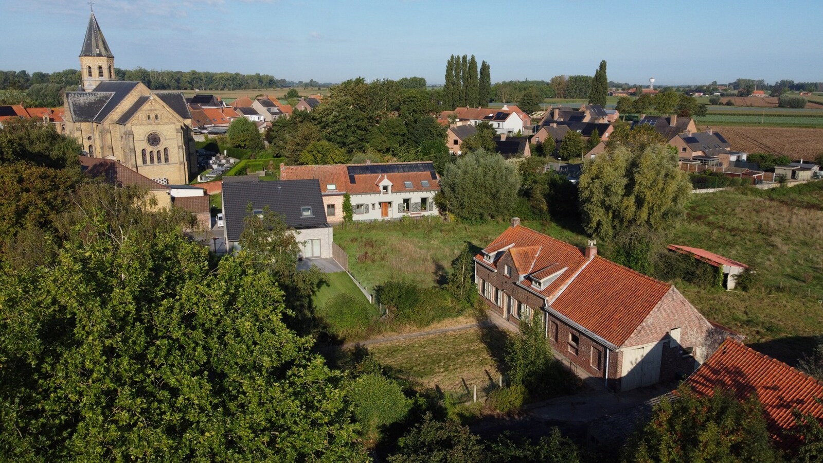 Hoeve uit wederopbouwperiode, gelegen in de dorpskern van Voormezele 