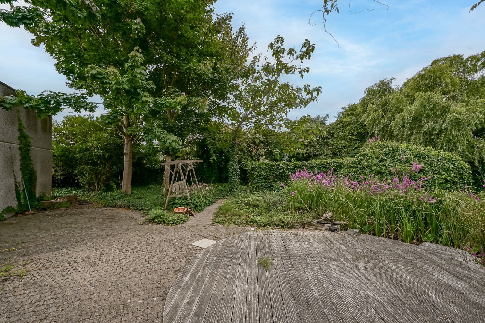 Winkelruimte met magazijn en woonst te Oostende 