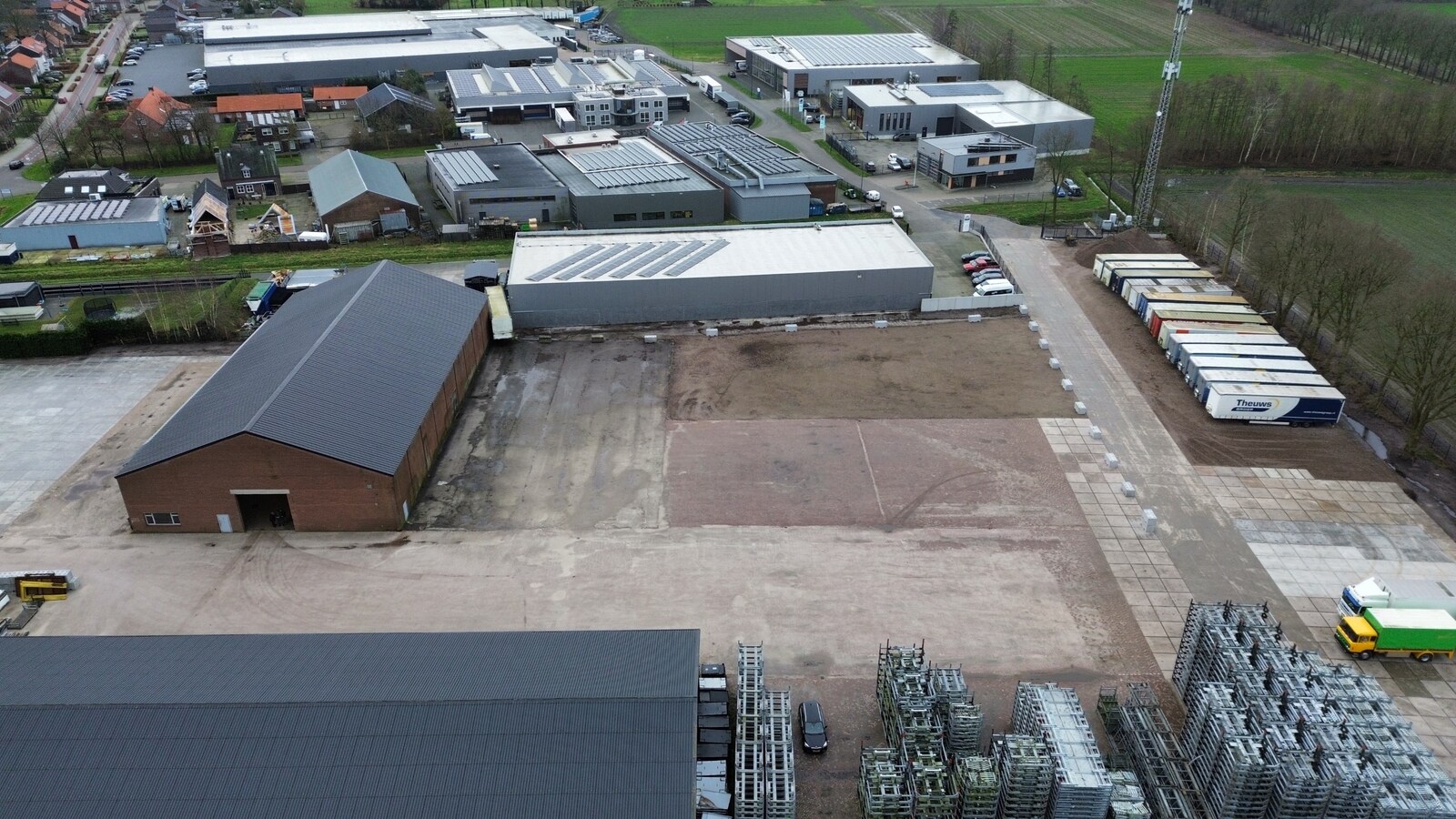 Te huur: “Opslag/overslaghal met buiten terrein”  aan de Rijt 31 te Luyksgestel, voorheen van KLG met buitenterrein. 