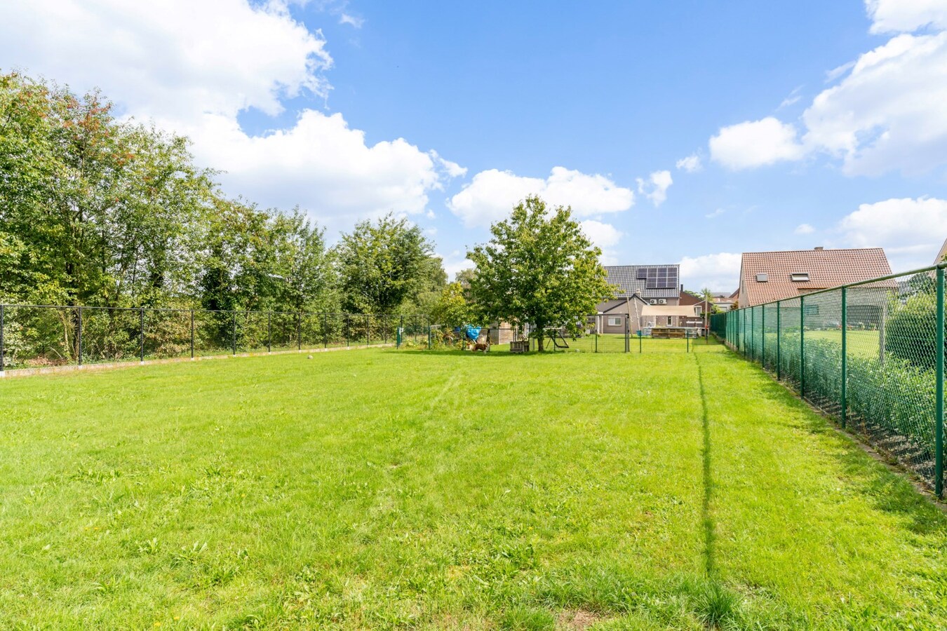 Ruime woning met 4 slaapkamers op een zeer ruim perceel. 