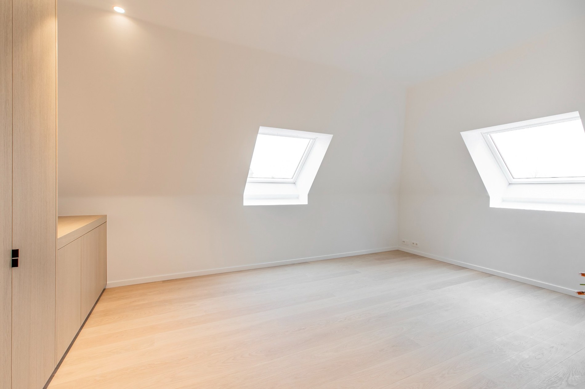 À LOUER : Villa de construction récente et élégante de 2021 alliant confort contemporain et grands volumes de vie, située dans un emplacement exceptionnel à proximité du centre de Knokke-Heist. 