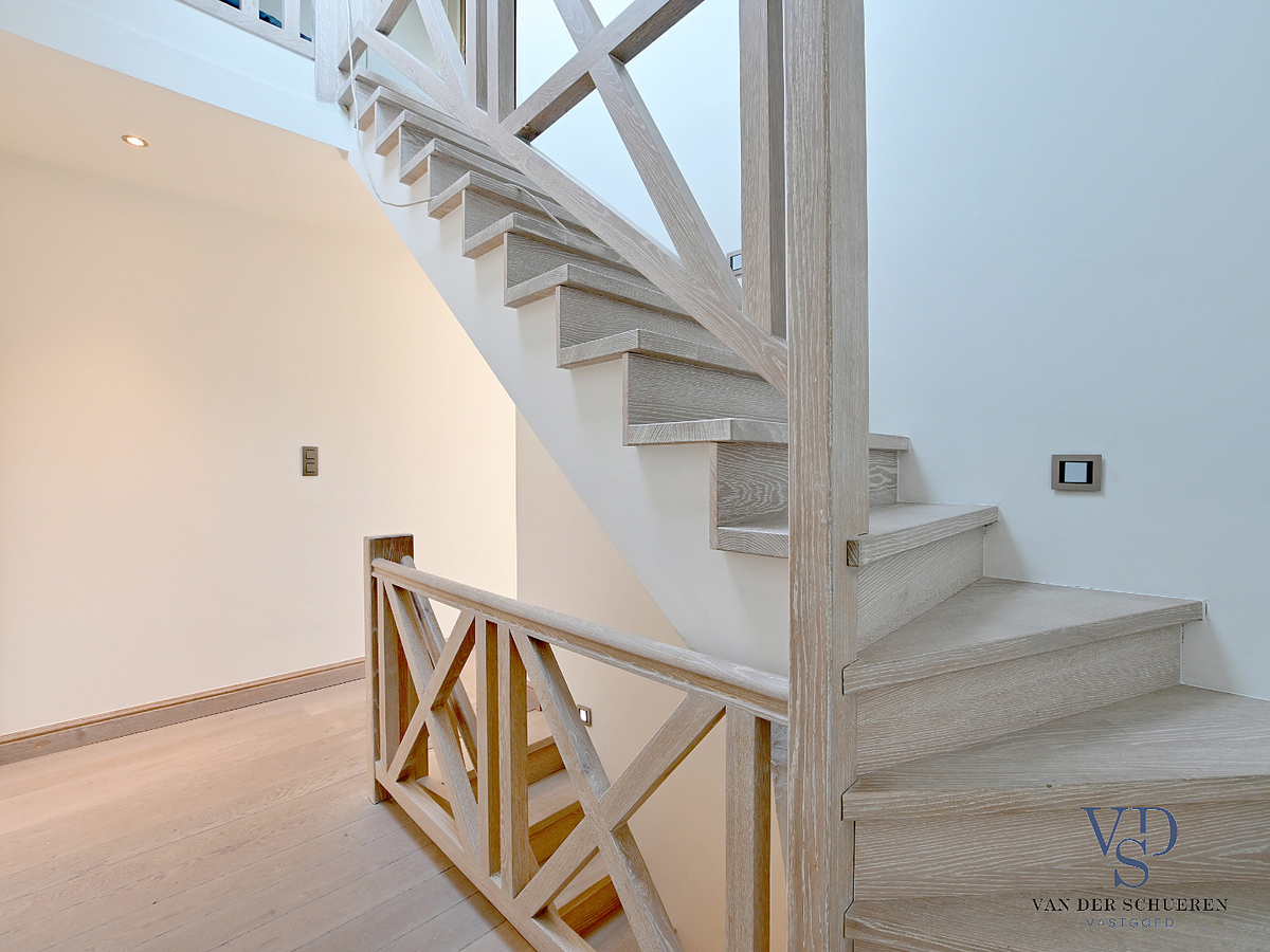 Prachtig gerenoveerde Herenwoning met zwembad te Gavere. 