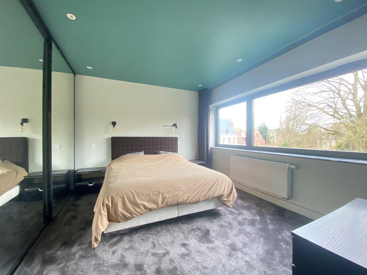 Authentique villa du 20e siècle, rénovée par un architecte de renom, avec 6 chambres et jardin ! 