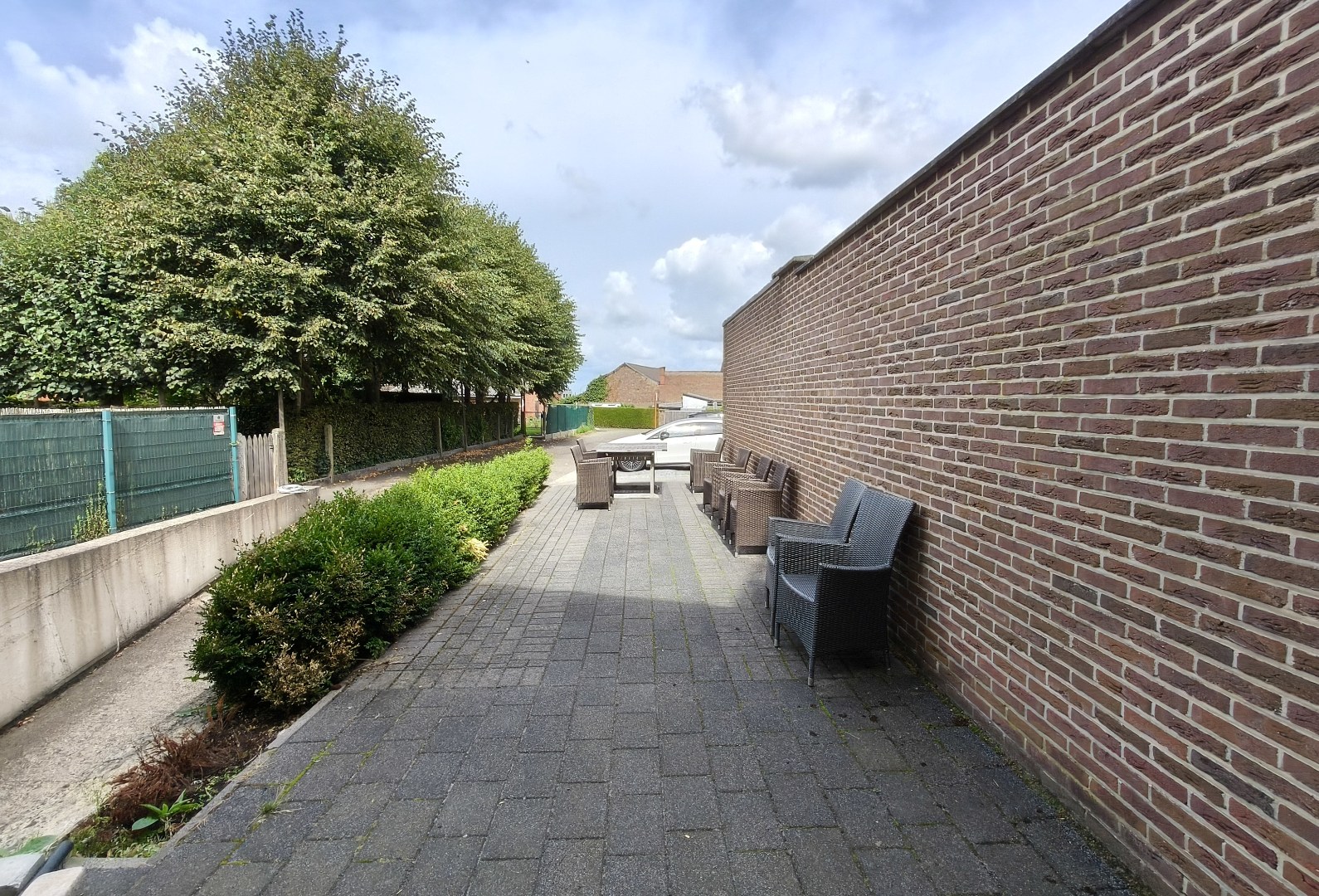 Modern en instapklaar kantoor (264 m²) in het centrum van Borgloon – inclusief 9 parkeerplaatsen 