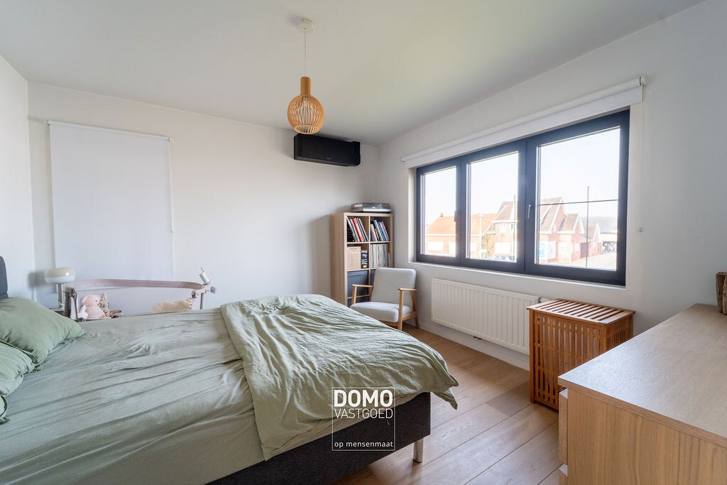 VOLLEDIG GERENOVEERDE OPEN BEBOUWING MET 4 SLAAPKAMERS EN GARAGE 