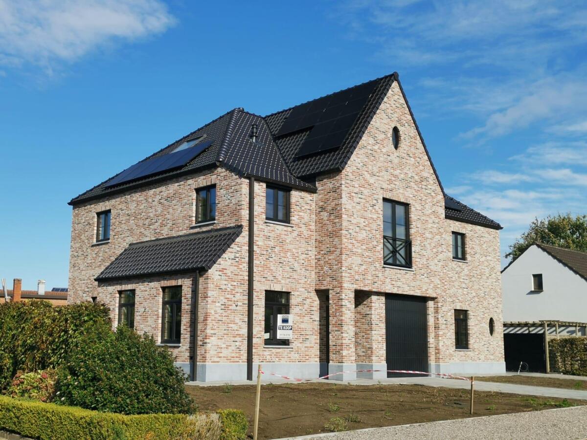 Ruime halfopen bebouwing. Volledig afgewerkte instapklare nieuwbouw. 