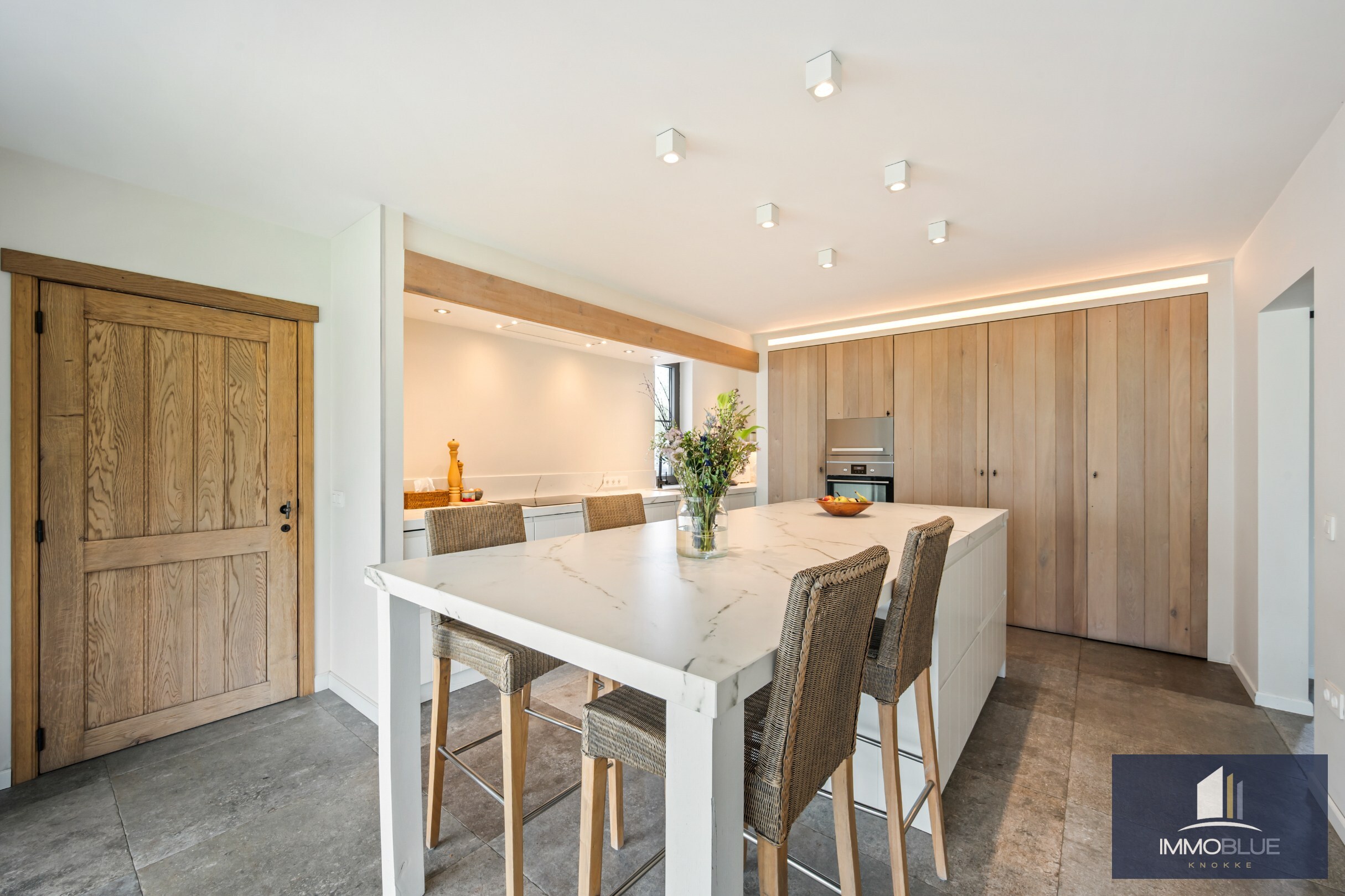 Domaine idylliquement situé avec maison rénovée, espace professionnel et installations équestres étendues. 