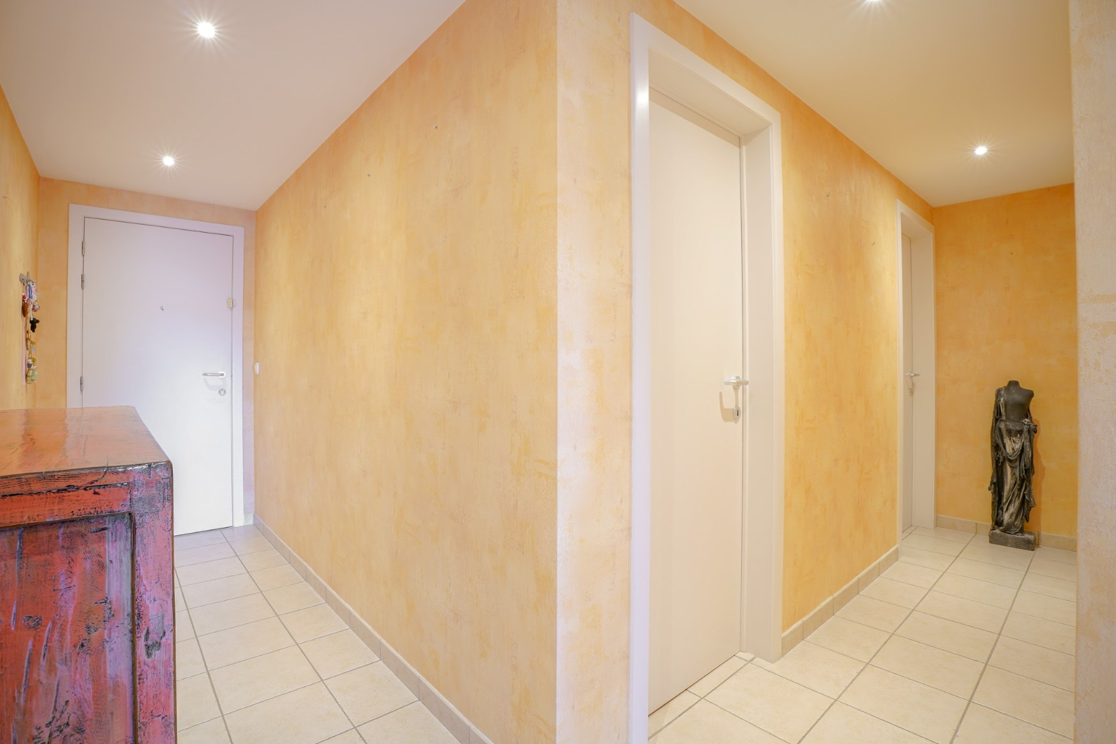 Instapklaar 2-slaapkamerappartement (89m² + 8m² terras) nabij de haven van Nieuwpoort. 