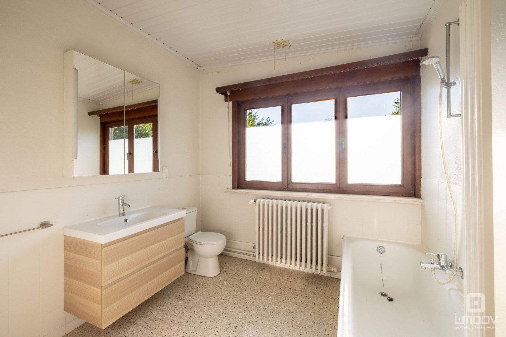 Te renoveren woning met 4 slaapkamers en dubbele garage 