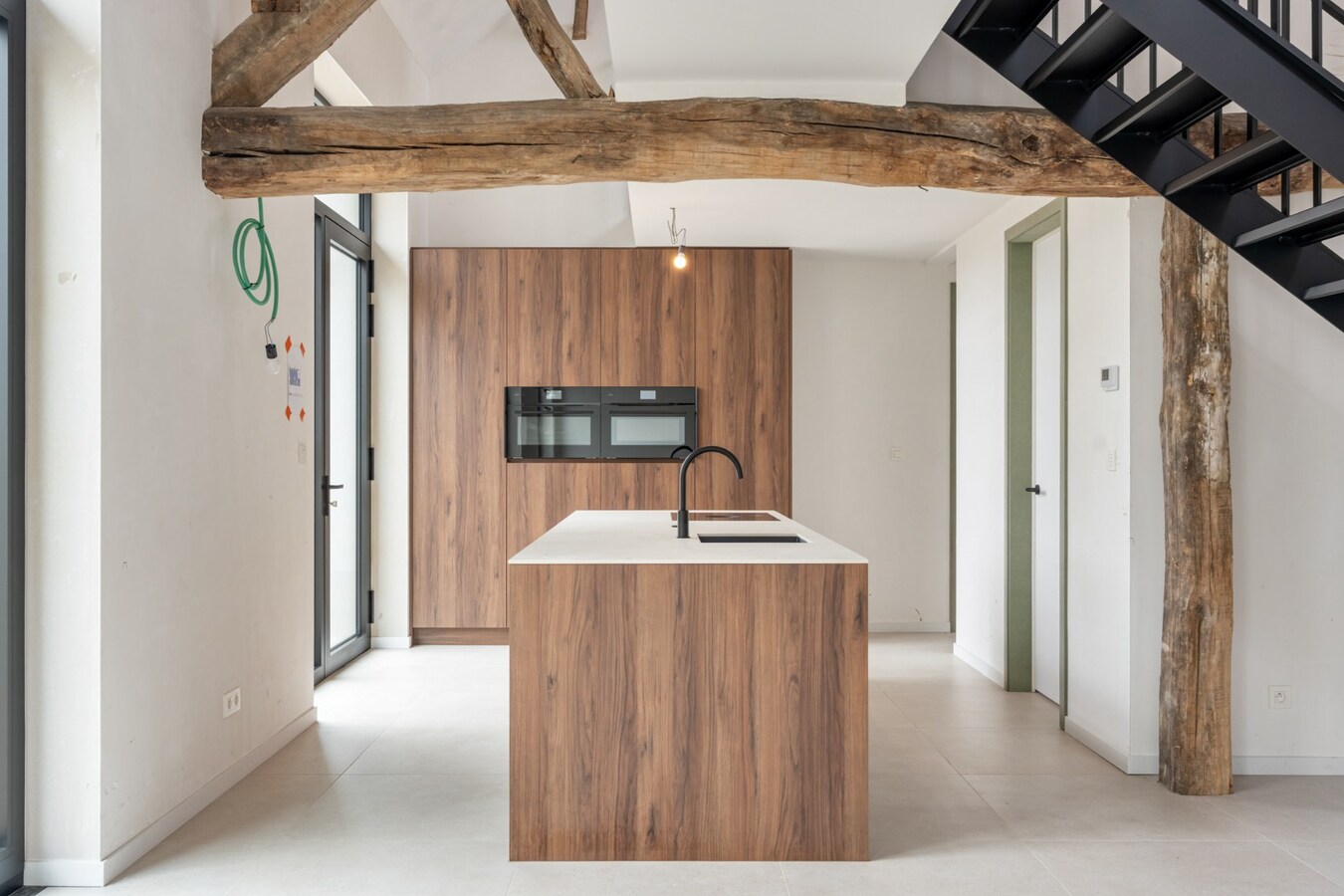 Exclusieve woning in volledig heropgebouwde hoeve op een perceel van 4a60ca! 