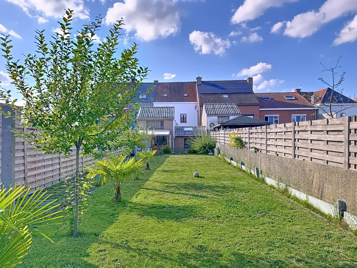 Te renoveren woning in Harelbeke met 6 slaapkamers en veel potentieel 