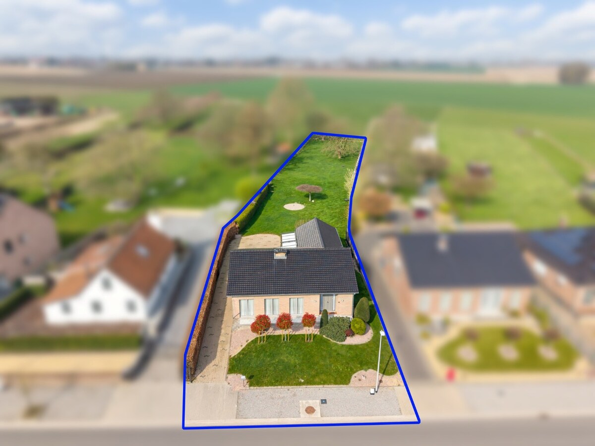 Zeer goed onderhouden gelijkvloerse gezinswoning op een riant perceel van 19a75ca op een rustige locatie te Schalkhoven, een deelgemeente van Hoeselt. 