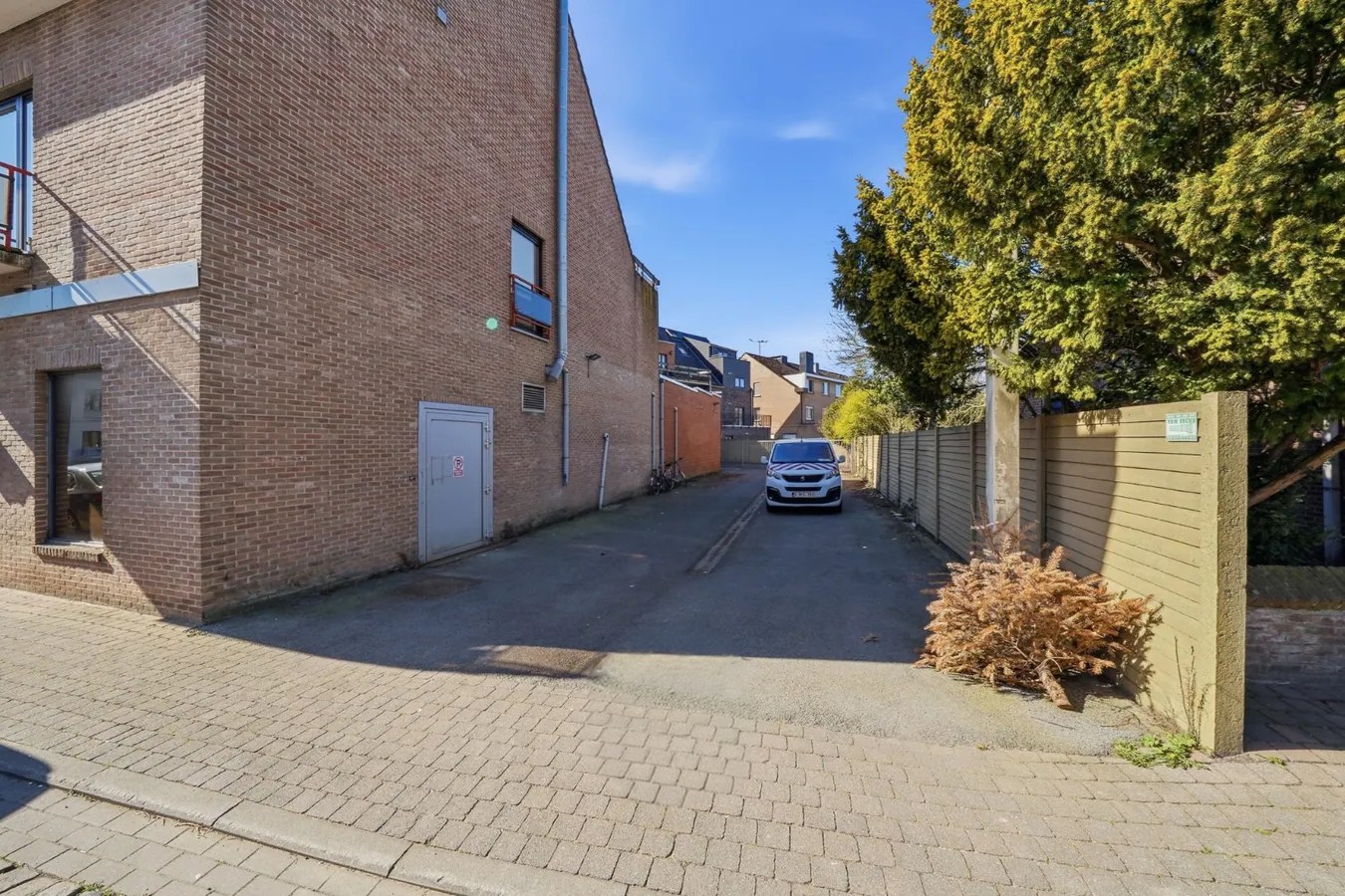 Te koop: Ruim handelspand met uitstekende visibiliteit in het centrum van Torhout 