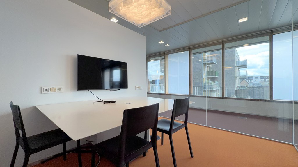 Modern kantoorgebouw te koop nabij oprit R4 te Wondelgem