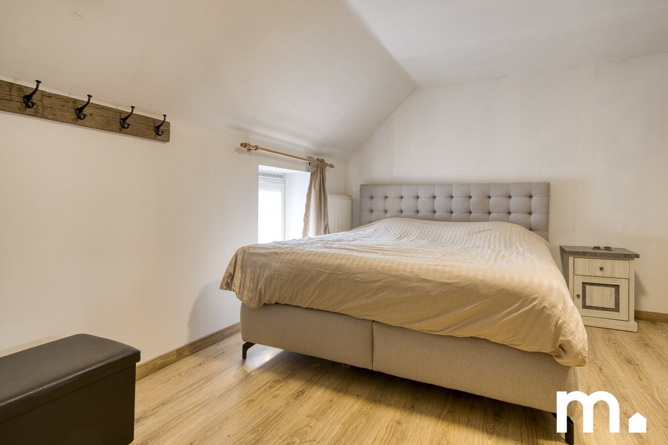 Ruime gerenoveerde gezinswoning met 5 slaapkamers en 2 badkamers ! EPC B ! 