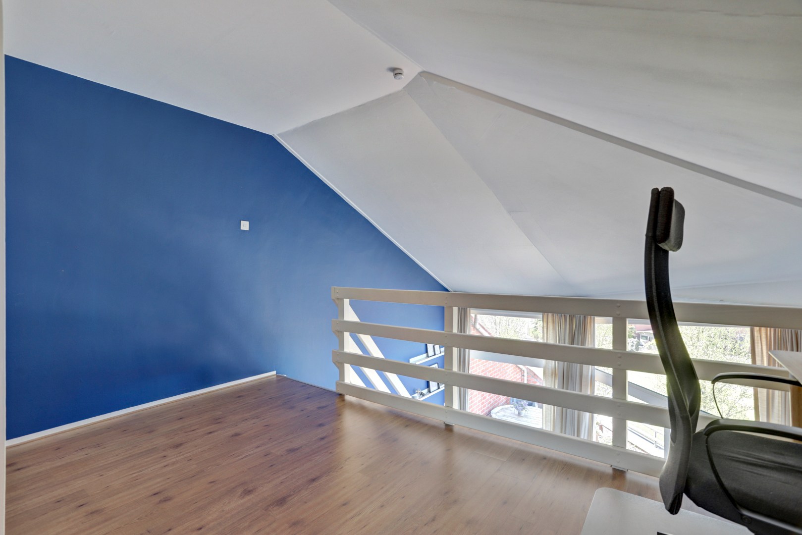 Instapklaar 3-kamer appartement op de 4e en 5e verdieping met ruim zonnig terras, eigen parkeerplaats in de parkeergarage, berging in de onderbouw en gelegen op eigen grond. 