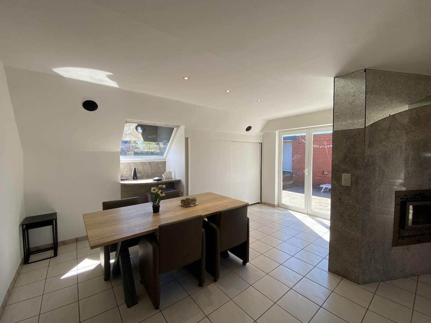 Ruim en centraal gelegen appartement met 3 slaapkamers en dubbele garage te Waregem! 