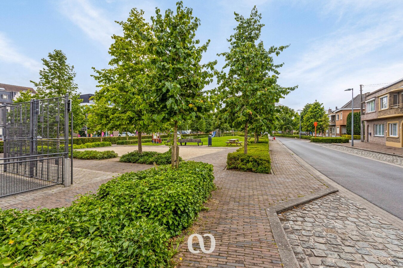 Op te knappen woning met 3 slaapkamer, oprit en garage op toplocatie 