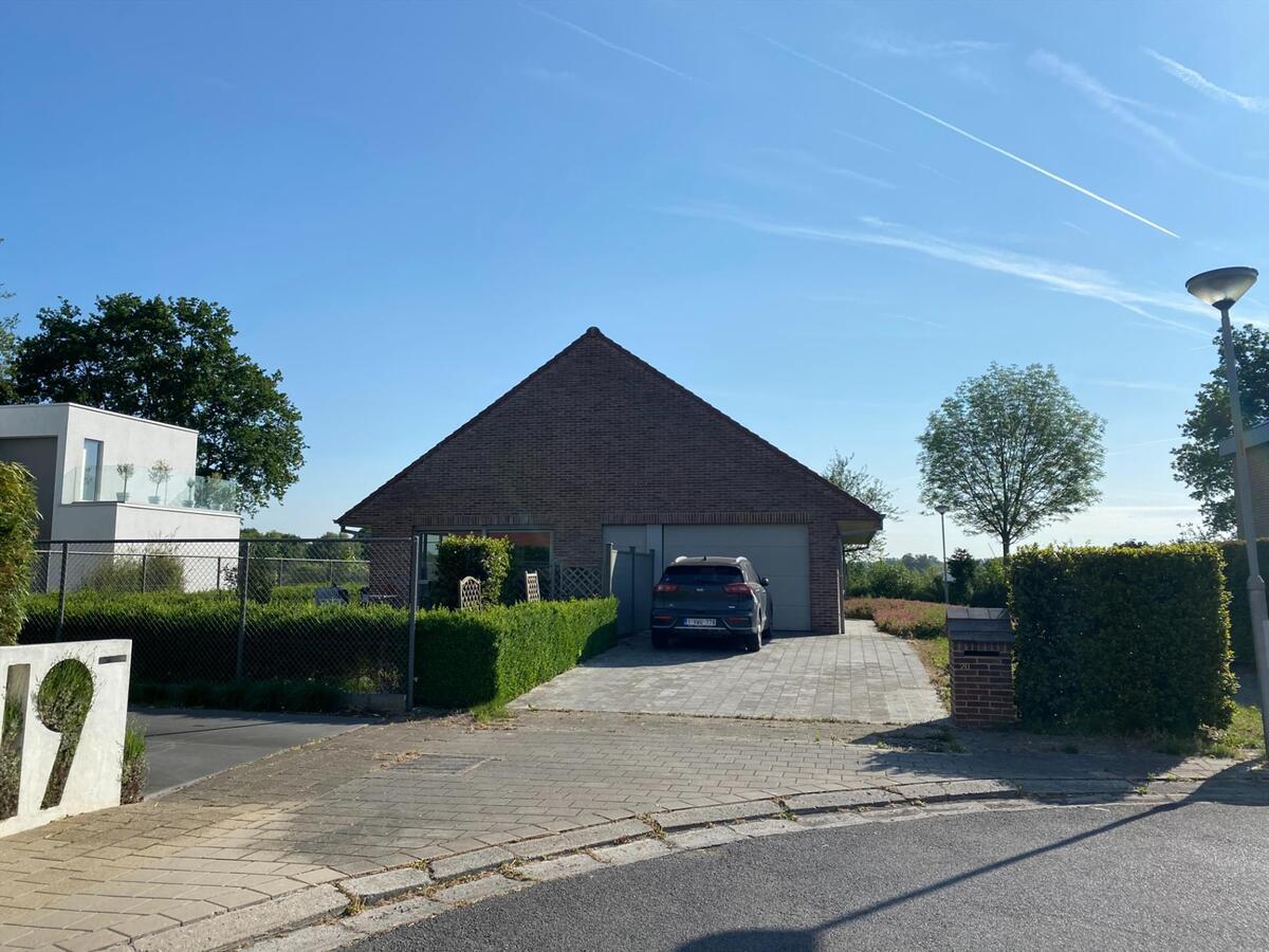 Rustig gelegen, energiezuinige gelijkvloerswoning met garage 