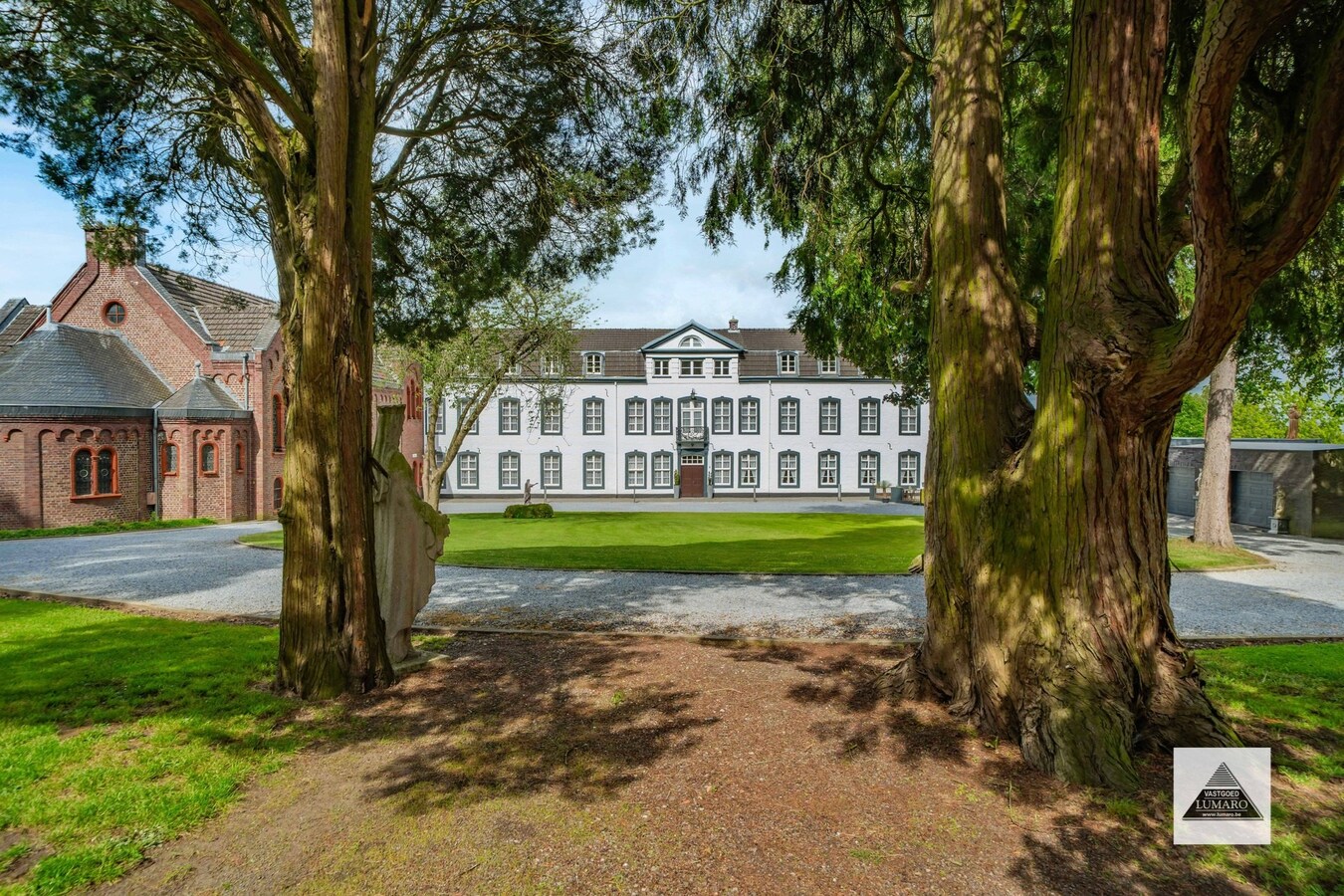 VAALS - Nederland: Monumentaal landgoed met landhuis, kapel en horecapaviljoen. 