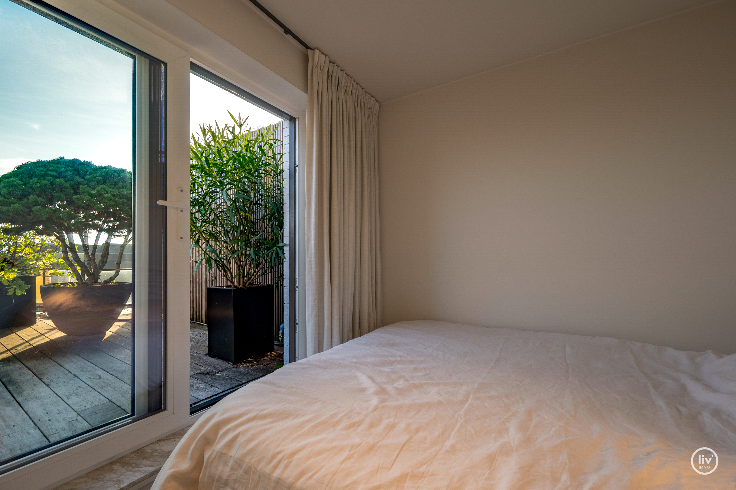 Voici la traduction en français :Appartement lumineux et également en penthouse, idéalement situé entre le Zoute et le centre commercial (possibilité d'acquérir une place de garage à proximité de l'ap 