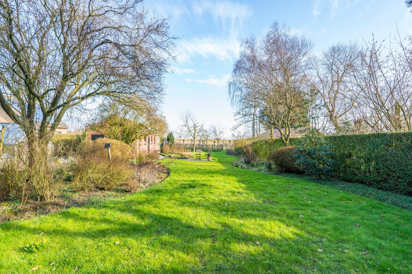 Verrassend ruime, alleenstaande woning met fraai aangelegde, zuidgerichte tuin 