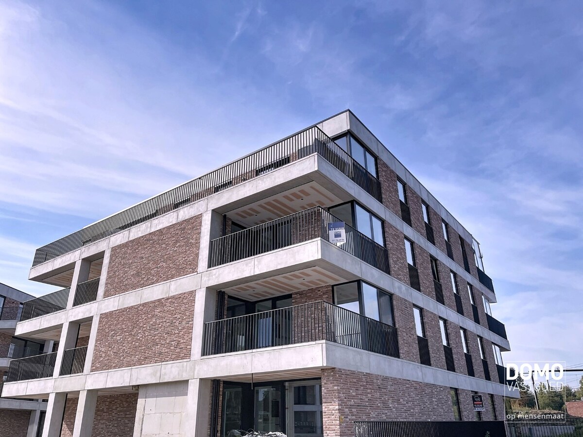 NIEUWBOUW 2 SLAAPKAMER APPARTEMENT MET TERRAS, AUTOSTANDPLAATS EN KELDERBERGING TE KERMT 