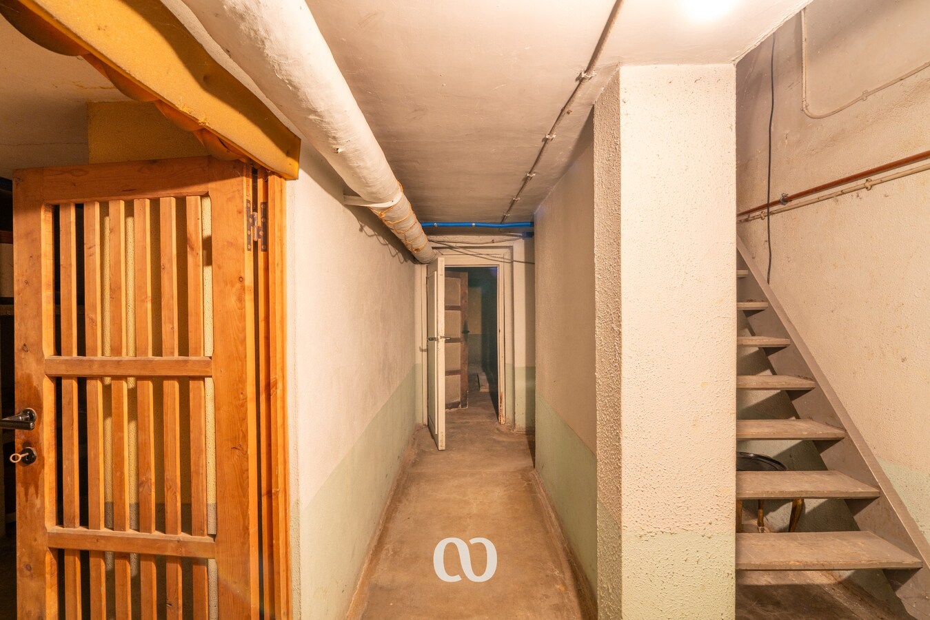 Zeer grote karaktervolle woning in art-deco stijl met tal van mogelijkheden 