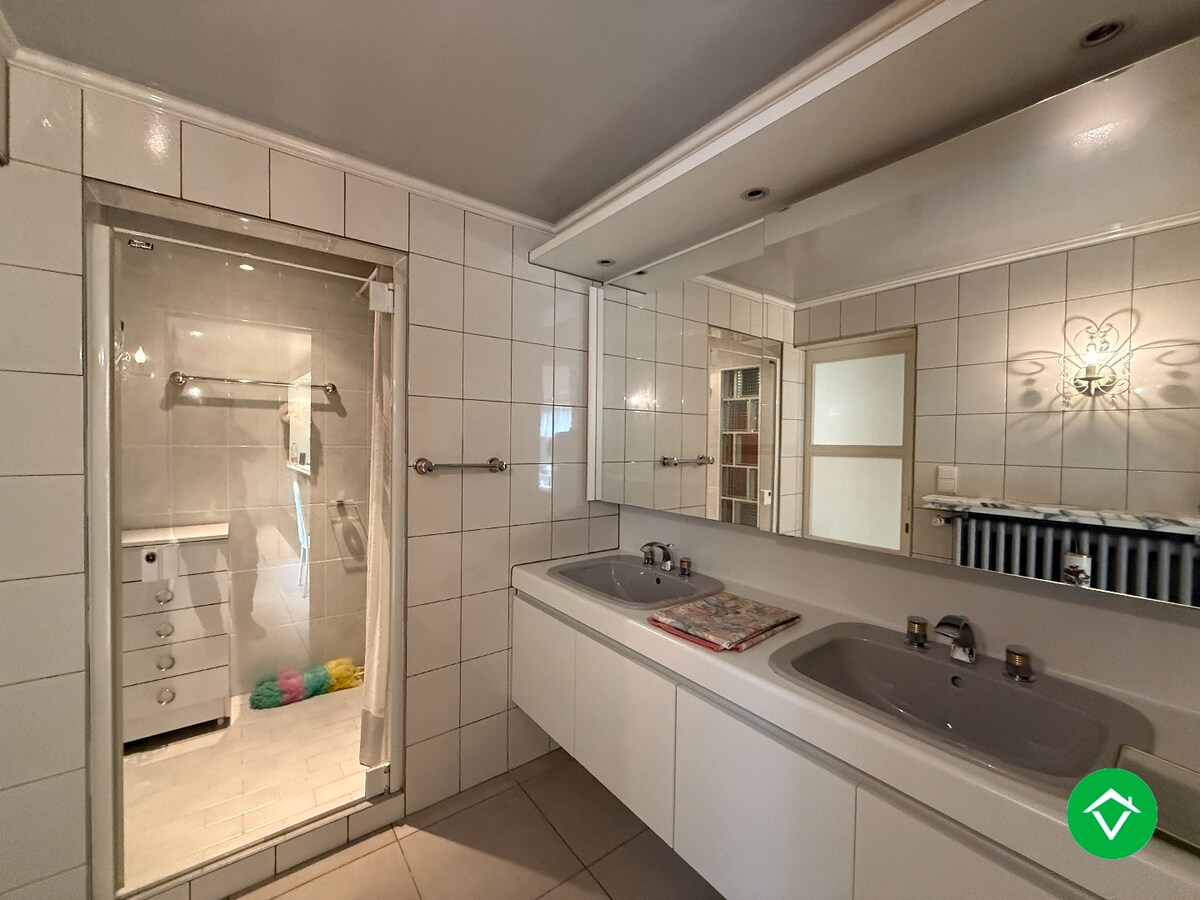 Karaktervolle, stevige woning met 4 slaapkamers, tuin en garage in centrum Roeselare 