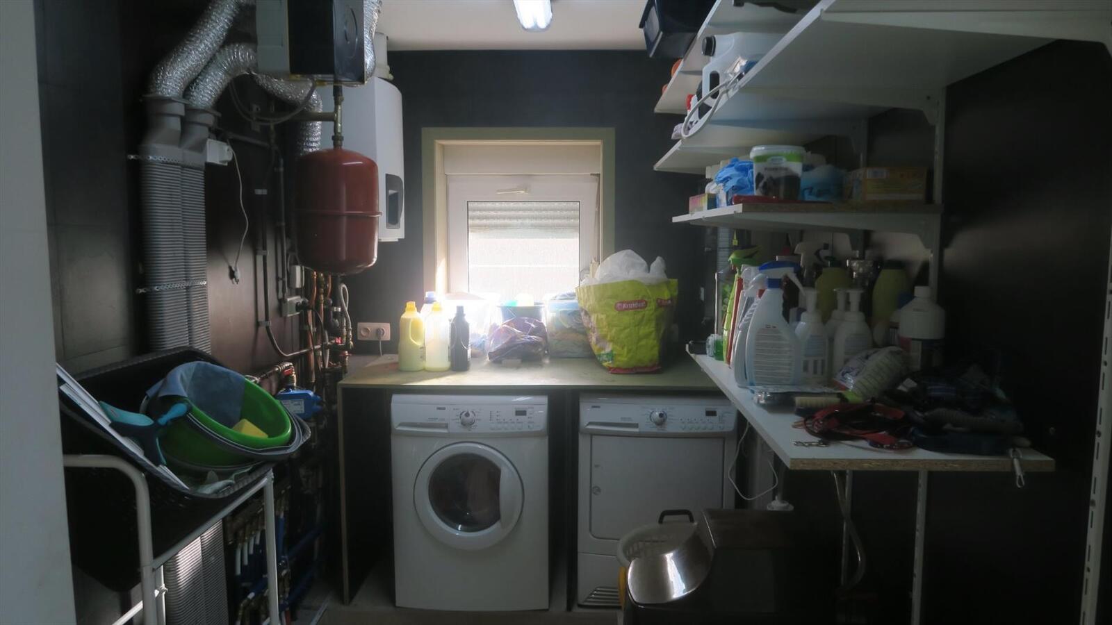 Volledig vernieuwde, geïsoleerde woning met dubbele garage 
