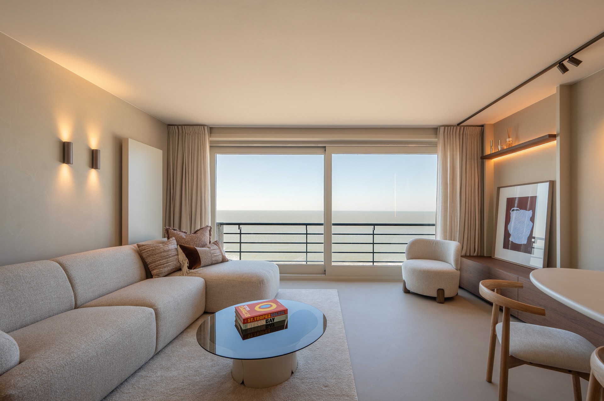 Prachtig gerenoveerd en instapklaar appartement met 3 slaapkamers en frontaal zeezicht, gelegen in een prestigieuze residentie op de zeedijk in het Zoute. 