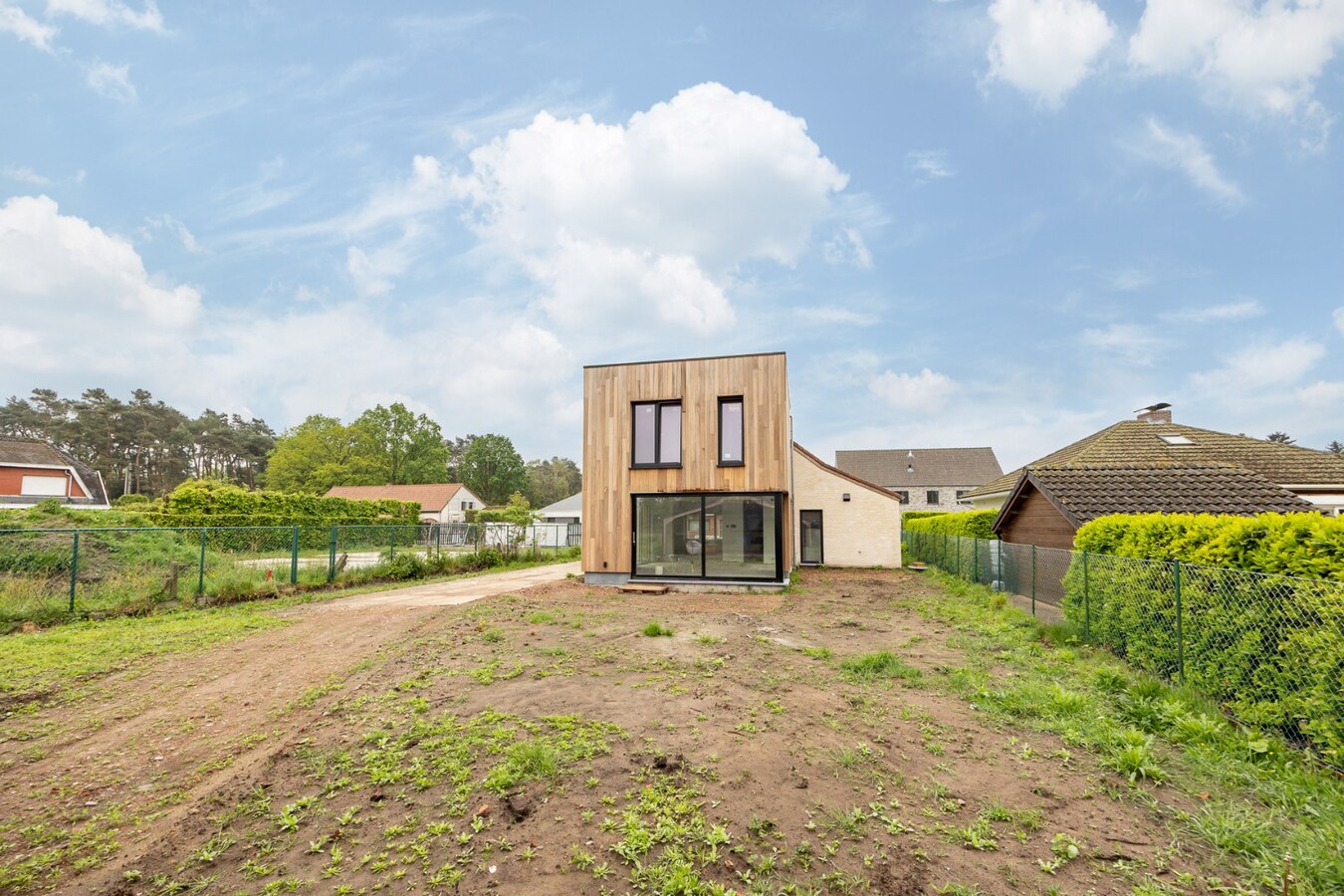 Vernieuwbouwwoning met ruim nieuwbouwmagazijn van 155 m² 