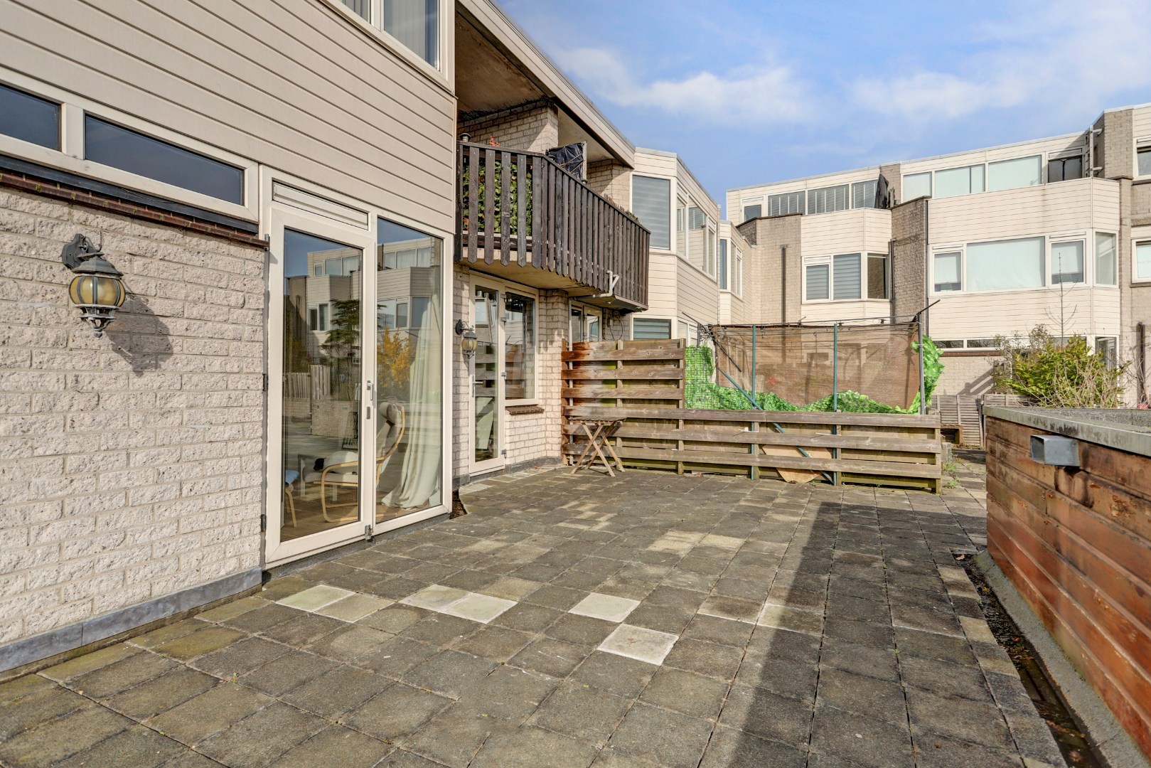 Ruime 4- (voorheen 5) kamer woning op 1e etage met riant terras van 45 m² en een berging en overdekte parkeerplaats op begane grond. 