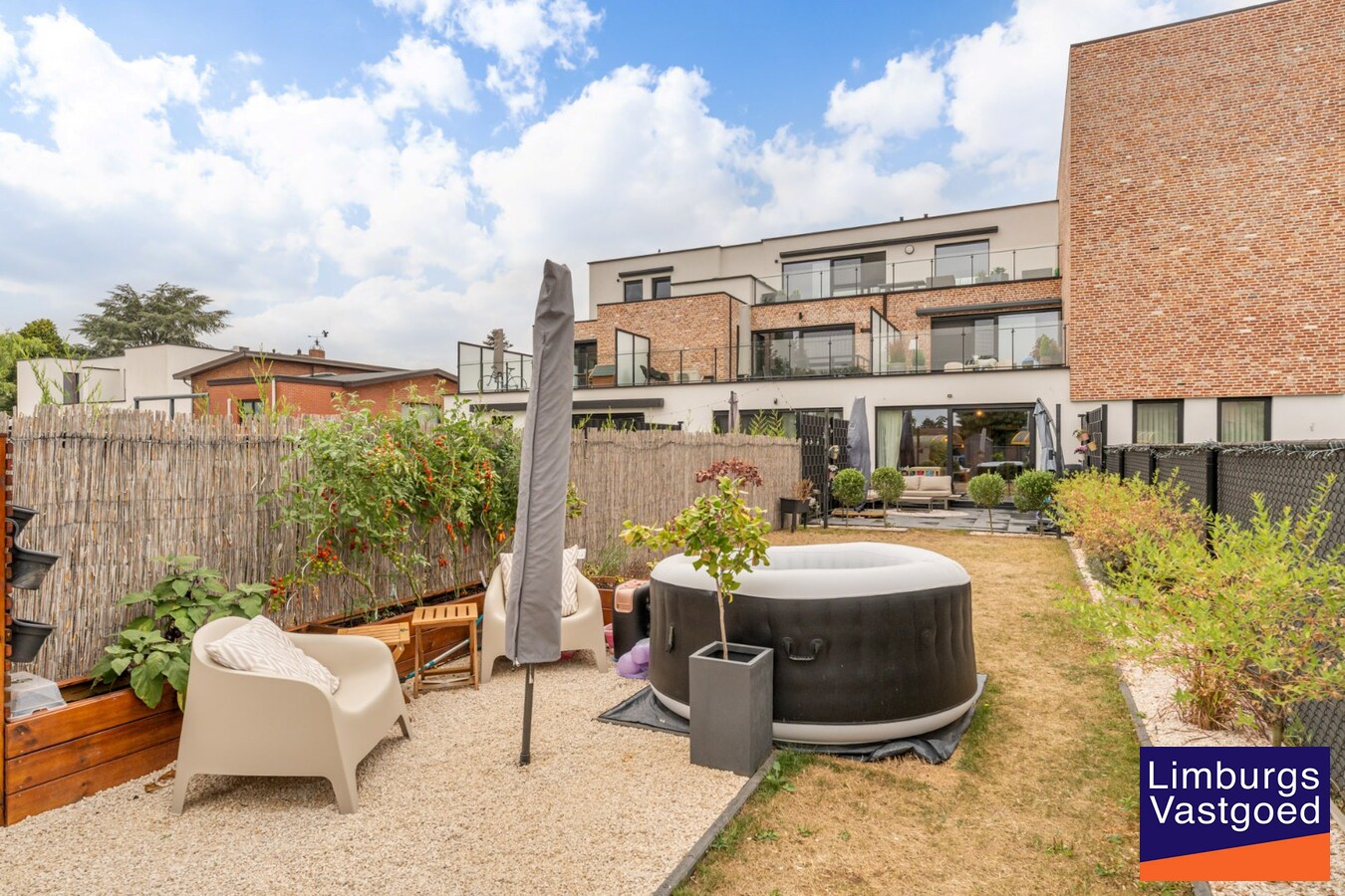 Gelijkvloers appartement (95m²), 2 slpk, ruim terras/tuin, autostaanplaats + kelderberging 