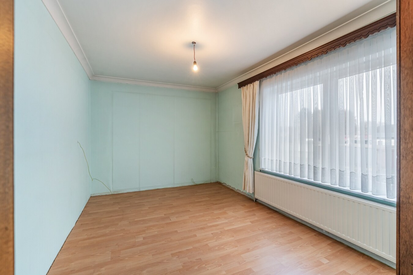 Halfvrijstaande woning op een perceel van 7a31ca, met aparte bureelruimte en inpandige garage! 