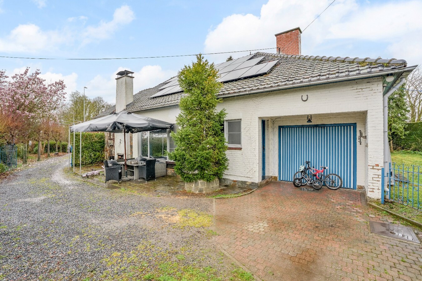 Op te knappen karakteristieke hoekwoning, 4 slpk, (EPC-label C) gelegen aan het Haspengouwse landschap. 